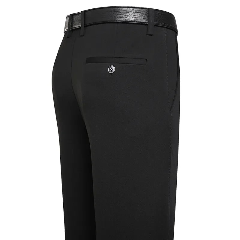 Calça Social Masculina Perfeita para ocasiões formais e profissionais, esta calça social é confeccionada em tecido de alta qualidade, com corte slim que proporciona um caimento moderno e confortável. Acabamento refinado e detalhes que valorizam o estilo clássico masculino. Ideal para combinar com camisas sociais e sapatos de couro, adicionando sofisticação e estilo ao casual