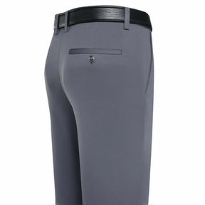 Calça Social Masculina Perfeita para ocasiões formais e profissionais, esta calça social é confeccionada em tecido de alta qualidade, com corte slim que proporciona um caimento moderno e confortável. Acabamento refinado e detalhes que valorizam o estilo clássico masculino. Ideal para combinar com camisas sociais e sapatos de couro, adicionando sofisticação e estilo ao casual