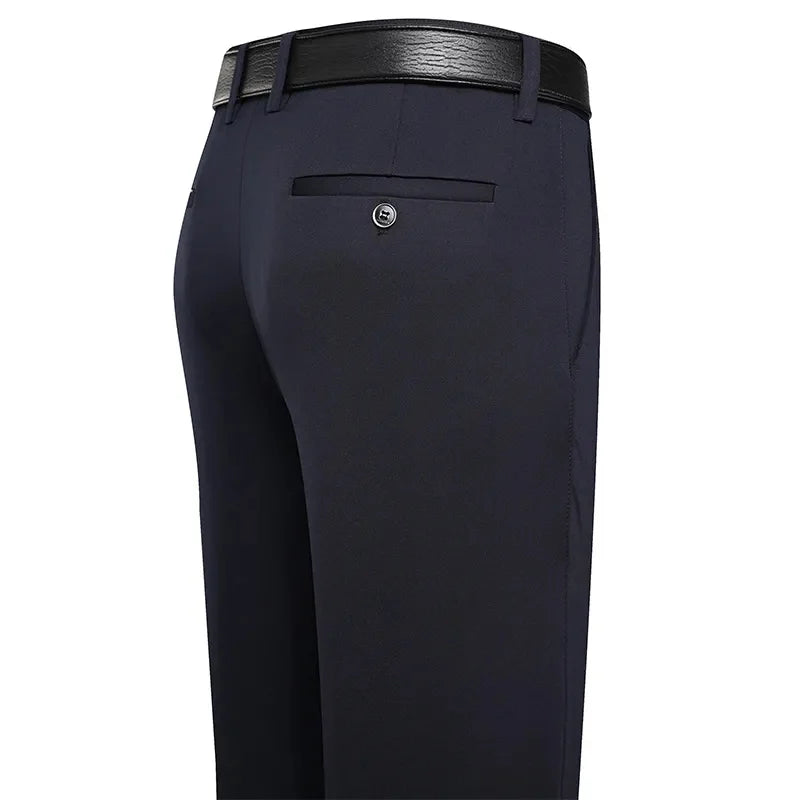 Calça Social Masculina Perfeita para ocasiões formais e profissionais, esta calça social é confeccionada em tecido de alta qualidade, com corte slim que proporciona um caimento moderno e confortável. Acabamento refinado e detalhes que valorizam o estilo clássico masculino. Ideal para combinar com camisas sociais e sapatos de couro, adicionando sofisticação e estilo ao casual