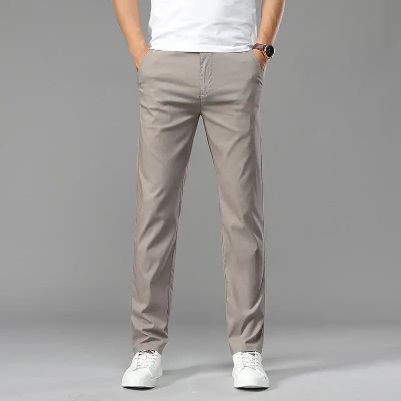 Calça Social Masculina Perfeita para ocasiões formais e profissionais, esta calça social é confeccionada em tecido de alta qualidade, com corte slim que proporciona um caimento moderno e confortável. Acabamento refinado e detalhes que valorizam o estilo clássico masculino. Ideal para combinar com camisas sociais e sapatos de couro, adicionando sofisticação e estilo ao casual