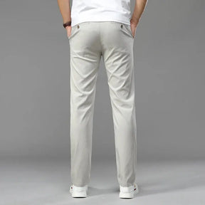 Calça Social Masculina Perfeita para ocasiões formais e profissionais, esta calça social é confeccionada em tecido de alta qualidade, com corte slim que proporciona um caimento moderno e confortável. Acabamento refinado e detalhes que valorizam o estilo clássico masculino. Ideal para combinar com camisas sociais e sapatos de couro, adicionando sofisticação e estilo ao casual