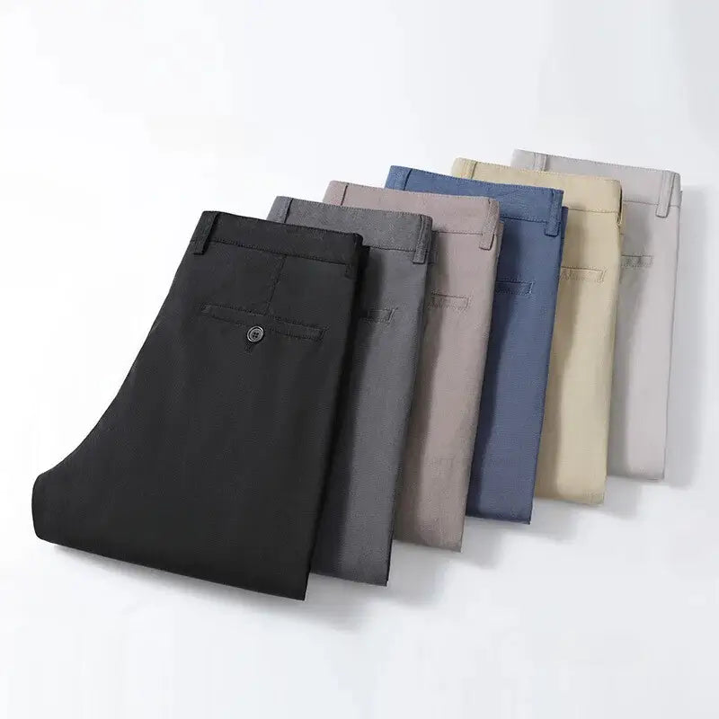 Calça Social Masculina Perfeita para ocasiões formais e profissionais, esta calça social é confeccionada em tecido de alta qualidade, com corte slim que proporciona um caimento moderno e confortável. Acabamento refinado e detalhes que valorizam o estilo clássico masculino. Ideal para combinar com camisas sociais e sapatos de couro, adicionando sofisticação e estilo ao casual