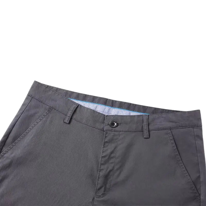 Calça Social Masculina Perfeita para ocasiões formais e profissionais, esta calça social é confeccionada em tecido de alta qualidade, com corte slim que proporciona um caimento moderno e confortável. Acabamento refinado e detalhes que valorizam o estilo clássico masculino. Ideal para combinar com camisas sociais e sapatos de couro, adicionando sofisticação e estilo ao casual