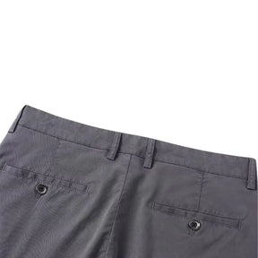 Calça Social Masculina Perfeita para ocasiões formais e profissionais, esta calça social é confeccionada em tecido de alta qualidade, com corte slim que proporciona um caimento moderno e confortável. Acabamento refinado e detalhes que valorizam o estilo clássico masculino. Ideal para combinar com camisas sociais e sapatos de couro, adicionando sofisticação e estilo ao casual