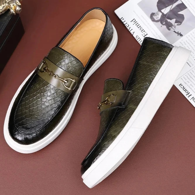 Loafer masculino casual  Em Couro  confortável, modelo social, ideal para uso diário e ocasiões especiais.