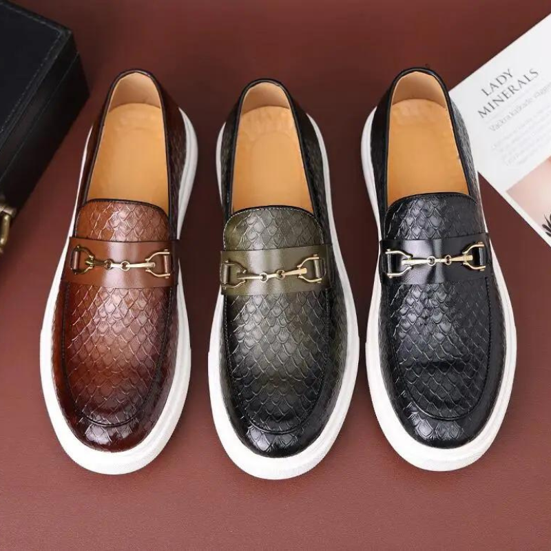 Loafer masculino casual  Em Couro  confortável, modelo social, ideal para uso diário e ocasiões especiais.