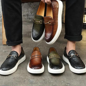 Loafer masculino casual  Em Couro  confortável, modelo social, ideal para uso diário e ocasiões especiais.