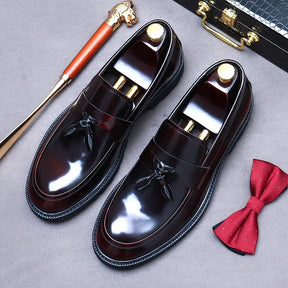 sapato masculino loafer em couro na cor vinho, modelo  loafer, ideal para eventos especiais e uso casual.