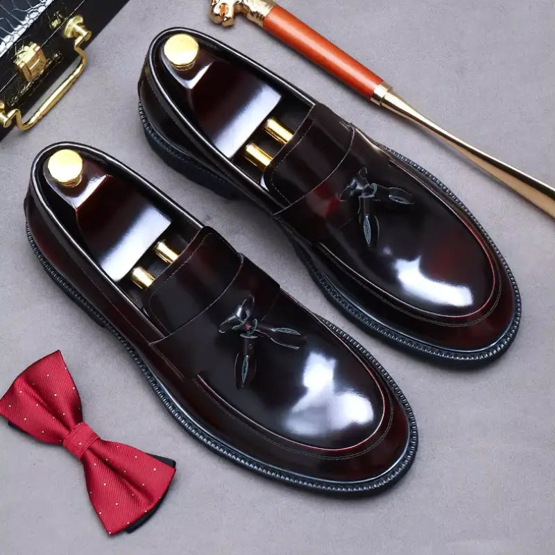 sapato masculino loafer em couro na cor vinho, modelo  loafer, ideal para eventos especiais e uso casual.