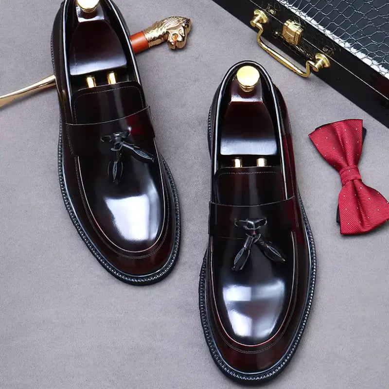 sapato masculino loafer em couro na cor vinho, modelo  loafer, ideal para eventos especiais e uso casual.