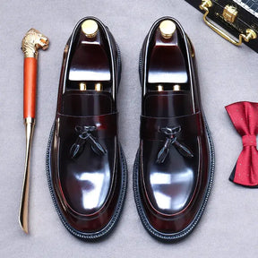 sapato masculino loafer em couro na cor vinho, modelo  loafer, ideal para eventos especiais e uso casual.