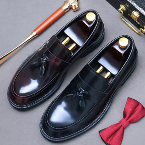 sapato masculino loafer em couro na cor vinho, modelo  loafer, ideal para eventos especiais e uso casual.