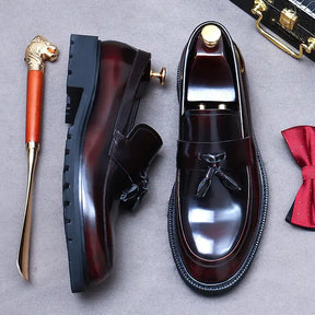 sapato masculino loafer em couro na cor vinho, modelo  loafer, ideal para eventos especiais e uso casual.