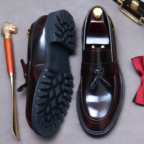 sapato masculino loafer em couro na cor vinho, modelo  loafer, ideal para eventos especiais e uso casual.