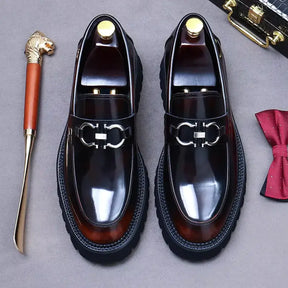 Loafer masculino em couro na cor marrom, modelo tratorado, ideal para eventos especiais e uso casual.