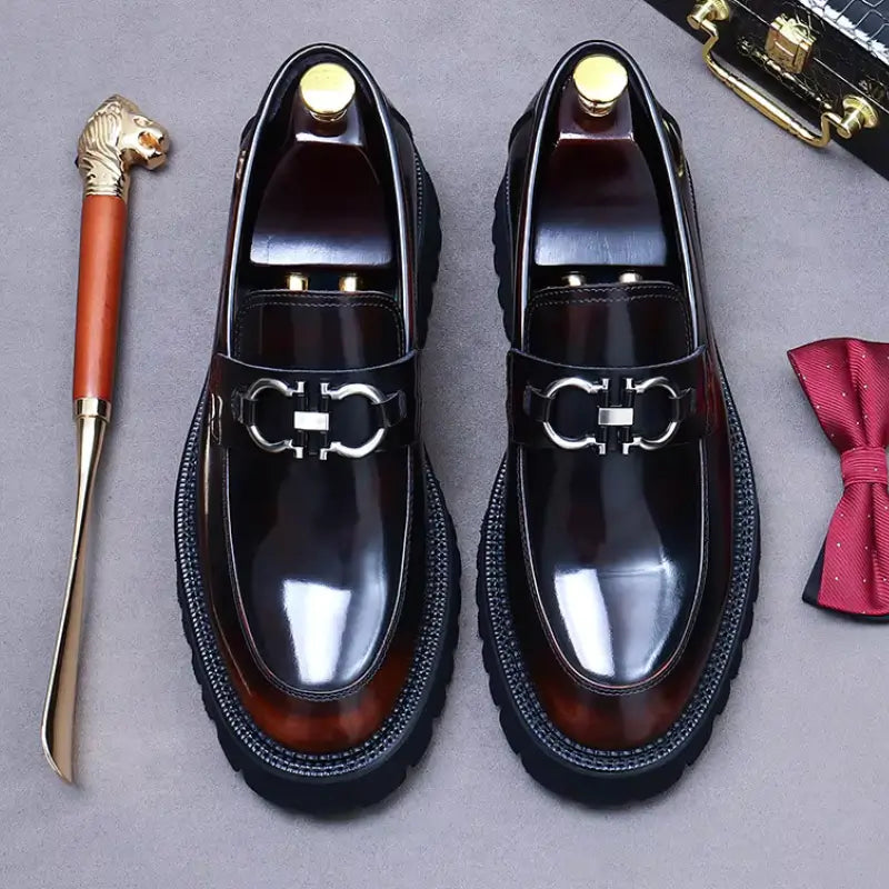 Loafer masculino em couro na cor marrom, modelo tratorado, ideal para eventos especiais e uso casual.