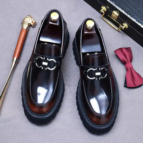 Loafer masculino em couro na cor marrom, modelo tratorado, ideal para eventos especiais e uso casual.