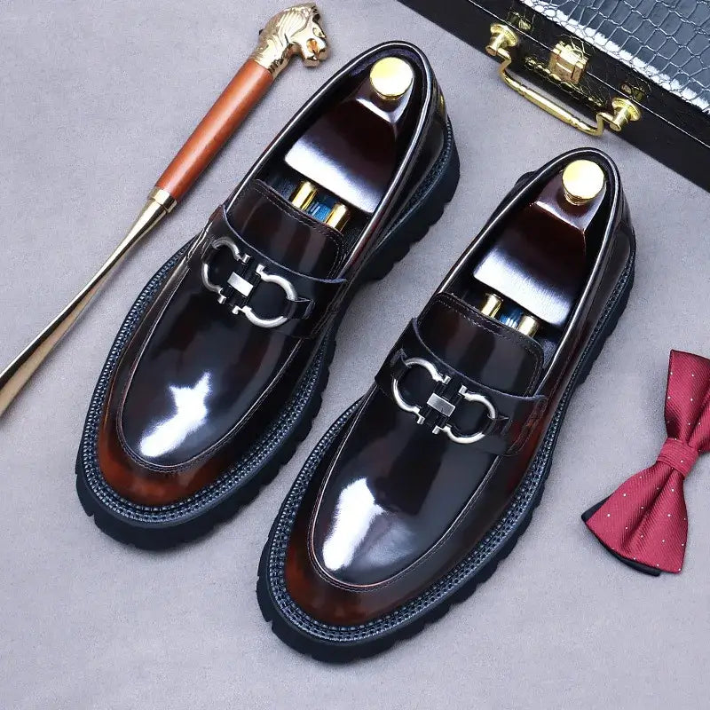 Loafer masculino em couro na cor marrom, modelo tratorado, ideal para eventos especiais e uso casual.