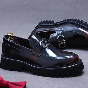 Loafer masculino em couro na cor marrom, modelo tratorado, ideal para eventos especiais e uso casual.