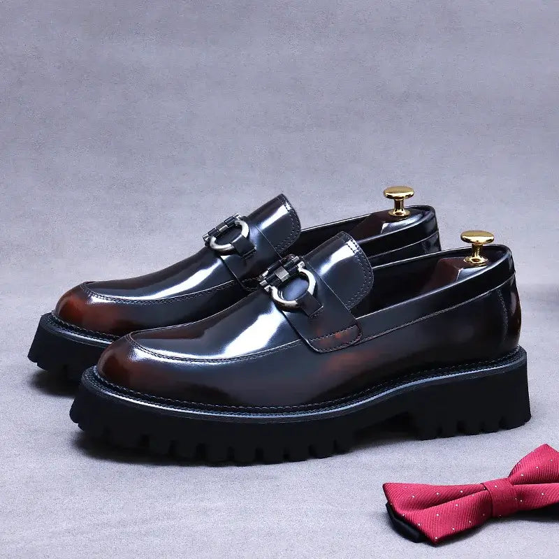 Loafer masculino em couro na cor marrom, modelo tratorado, ideal para eventos especiais e uso casual.