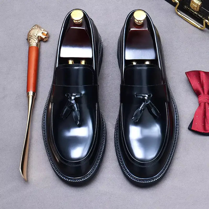 sapato masculino loafer em couro na cor preta, modelo  loafer, ideal para eventos especiais e uso casual.