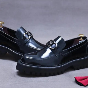 Loafer masculino em couro na cor preta, modelo tratorado, ideal para eventos especiais e uso casual.