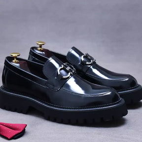 Loafer masculino em couro na cor preta, modelo tratorado, ideal para eventos especiais e uso casual.