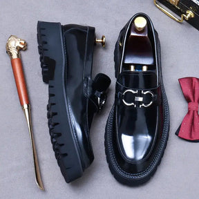 Loafer masculino em couro na cor preta, modelo tratorado, ideal para eventos especiais e uso casual.