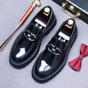 Loafer masculino em couro na cor preta, modelo tratorado, ideal para eventos especiais e uso casual.