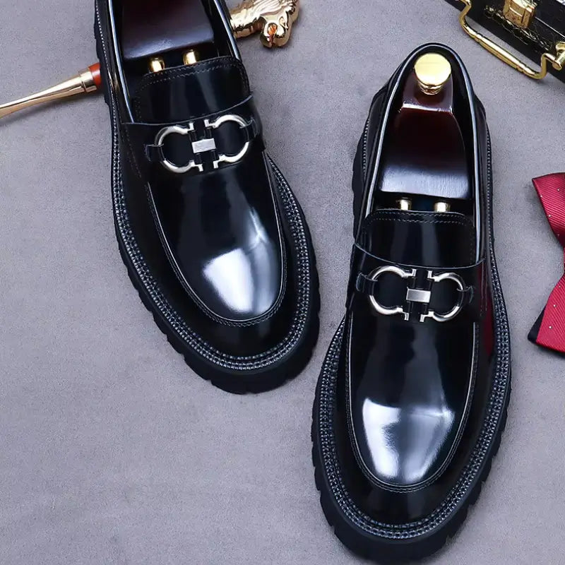 Loafer masculino em couro na cor preta, modelo tratorado, ideal para eventos especiais e uso casual.