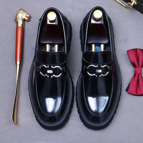 Loafer masculino em couro na cor preta, modelo tratorado, ideal para eventos especiais e uso casual.