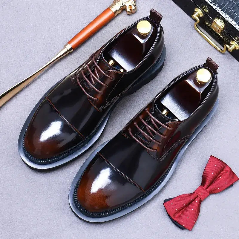 sapato masculino derby em couro na cor marrom, modelo derby, ideal para eventos especiais e uso casual.