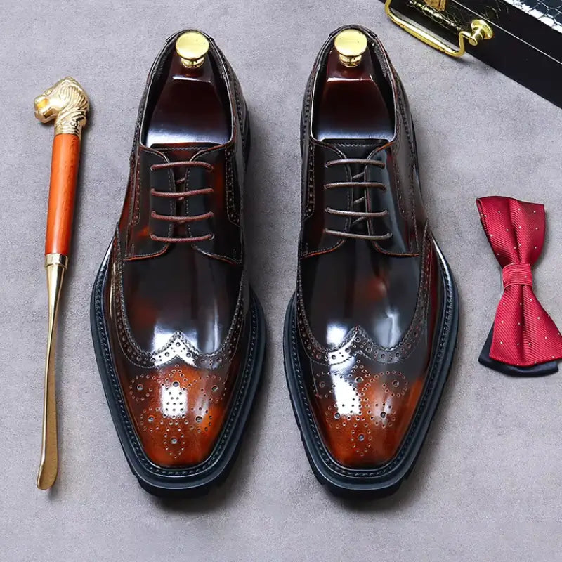 sapato masculino derby em couro na cor marrom, modelo brogue, ideal para eventos especiais e uso casual.