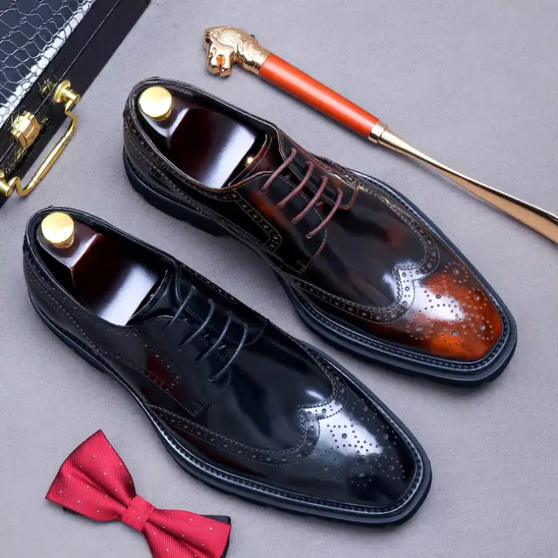 sapato masculino derby em couro na cor marrom, modelo brogue, ideal para eventos especiais e uso casual.