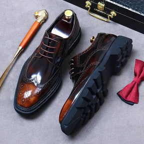 sapato masculino derby em couro na cor marrom, modelo brogue, ideal para eventos especiais e uso casual.