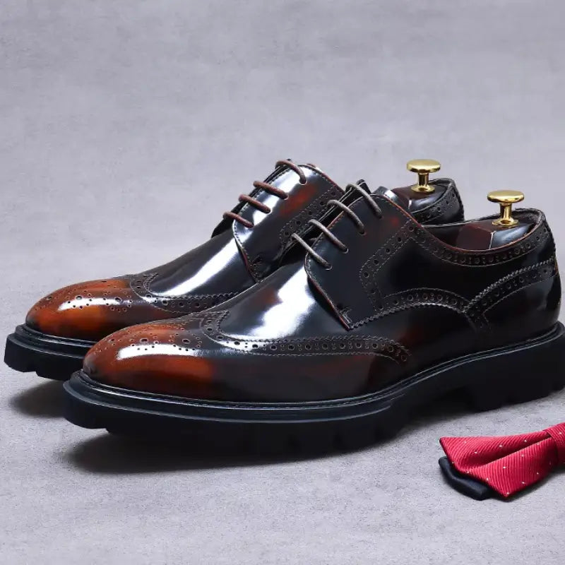 sapato masculino derby em couro na cor marrom, modelo brogue, ideal para eventos especiais e uso casual.