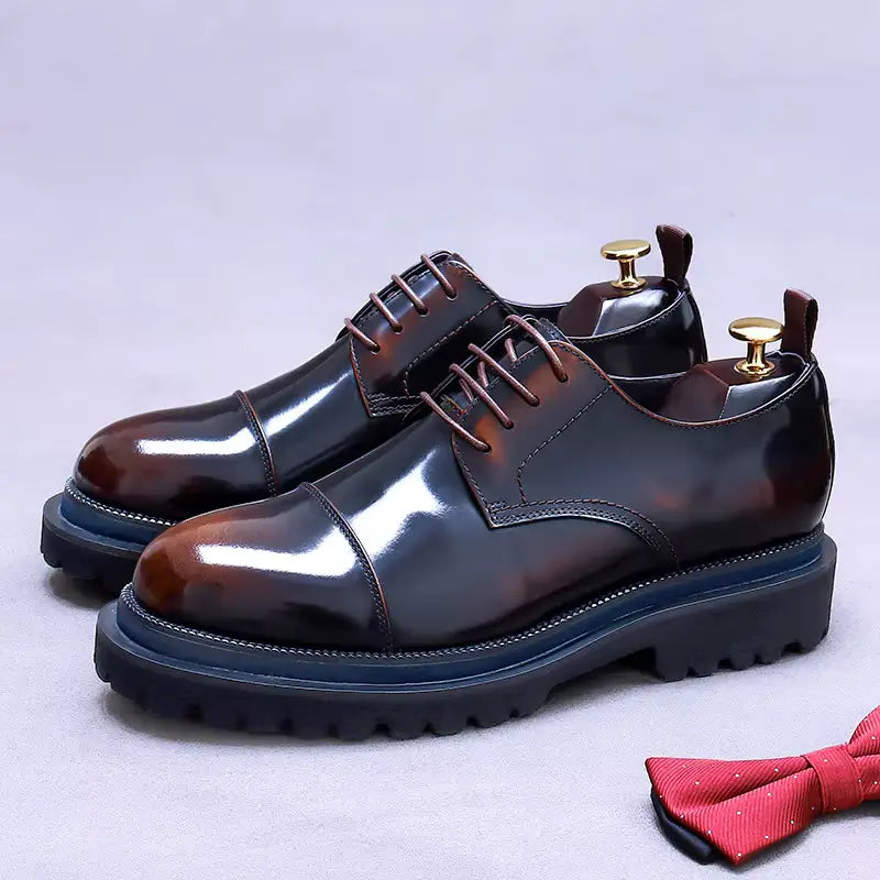 sapato masculino derby em couro na cor marrom, modelo derby, ideal para eventos especiais e uso casual.