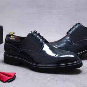 sapato masculino derby em couro na cor preta, modelo brogue, ideal para eventos especiais e uso casual.