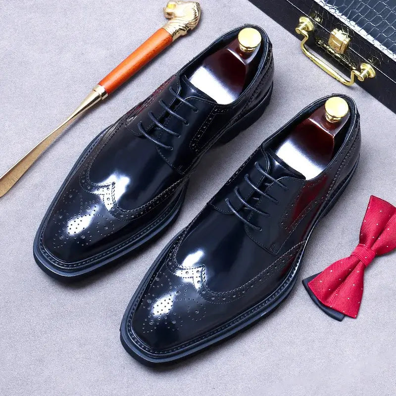 sapato masculino derby em couro na cor preta, modelo brogue, ideal para eventos especiais e uso casual.