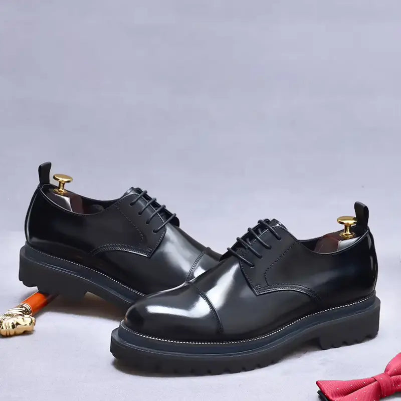 sapato masculino derby em couro na cor preta, modelo derby, ideal para eventos especiais e uso casual.