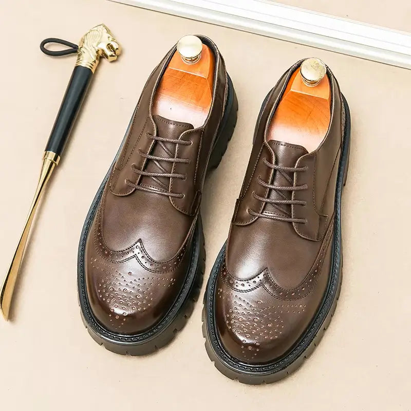 sapato masculino derby em couro na cor marrom, modelo brogue tratorado, ideal para eventos especiais e uso casual.