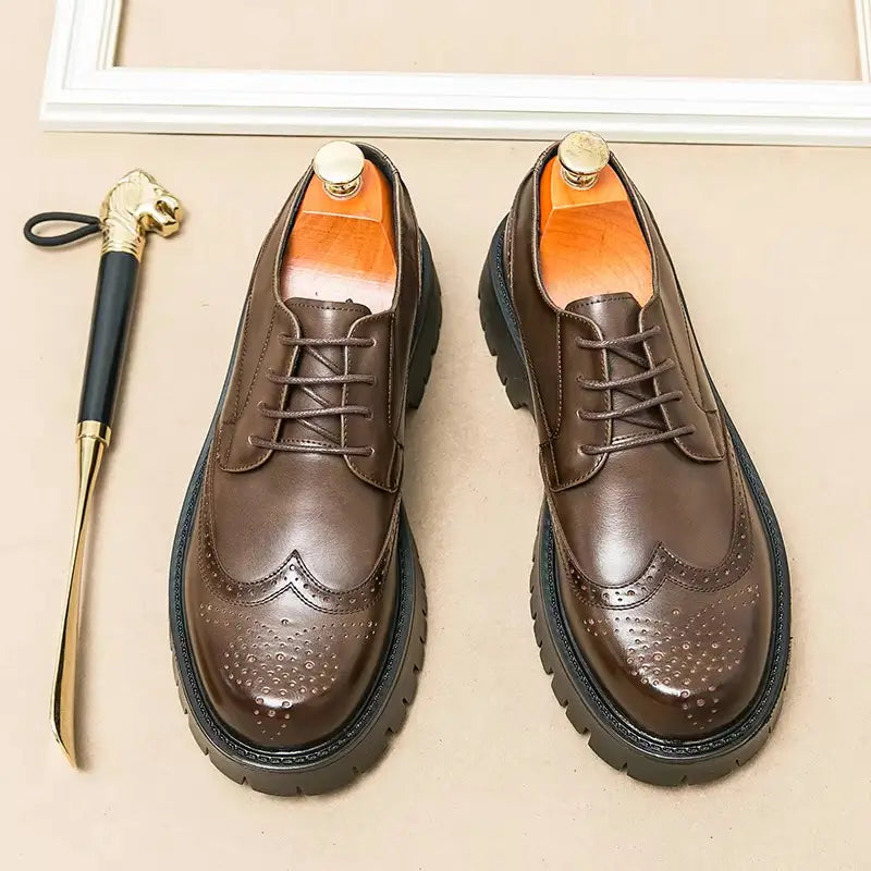 sapato masculino derby em couro na cor marrom, modelo brogue tratorado, ideal para eventos especiais e uso casual.