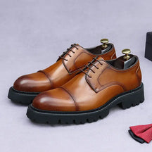 sapato masculino derby em couro na cor marrom, modelo  tratorado, ideal para eventos especiais e uso casual.