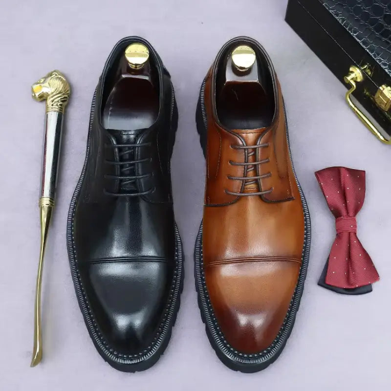 sapato masculino derby em couro na cor marrom, modelo  tratorado, ideal para eventos especiais e uso casual.