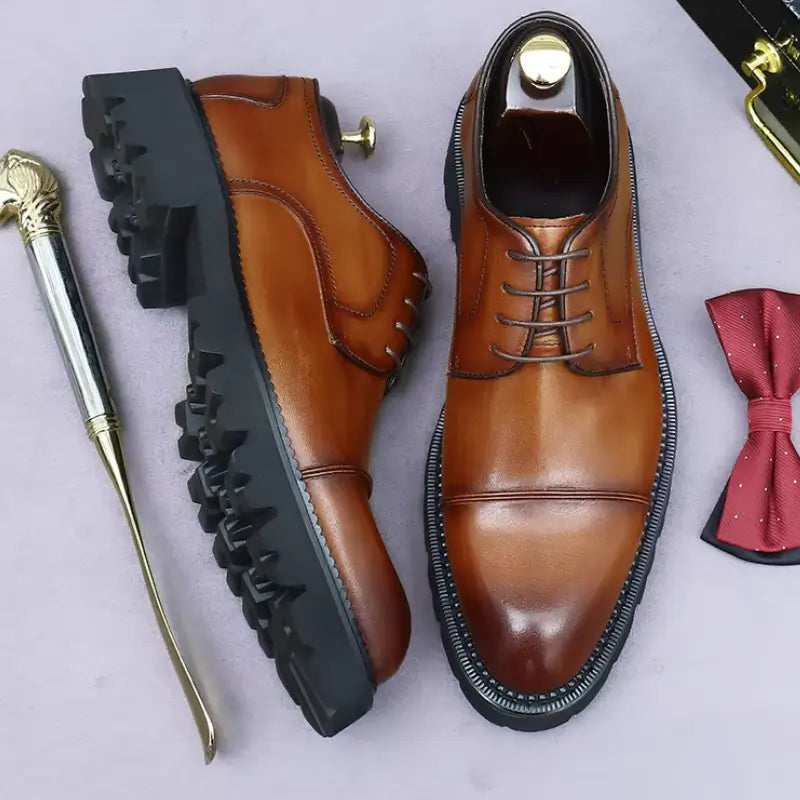 sapato masculino derby em couro na cor marrom, modelo  tratorado, ideal para eventos especiais e uso casual.