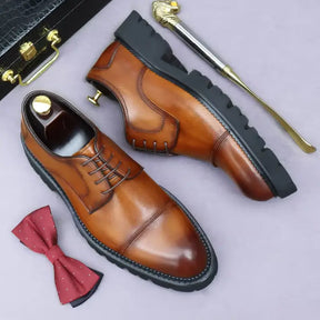 sapato masculino derby em couro na cor marrom, modelo  tratorado, ideal para eventos especiais e uso casual.