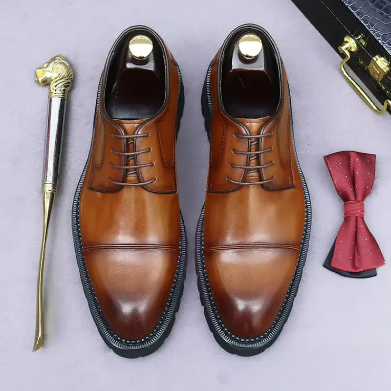 sapato masculino derby em couro na cor marrom, modelo  tratorado, ideal para eventos especiais e uso casual.