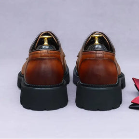 sapato masculino derby em couro na cor marrom, modelo  tratorado, ideal para eventos especiais e uso casual.