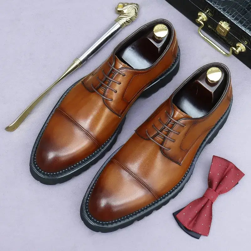 sapato masculino derby em couro na cor marrom, modelo  tratorado, ideal para eventos especiais e uso casual.