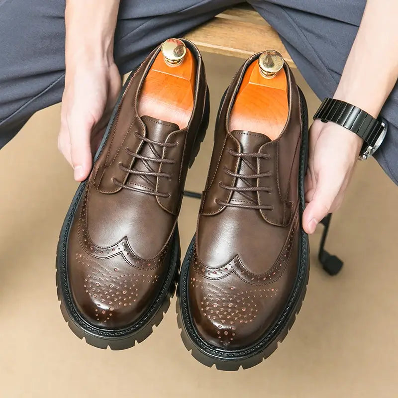 sapato masculino derby em couro na cor marrom, modelo brogue tratorado, ideal para eventos especiais e uso casual.